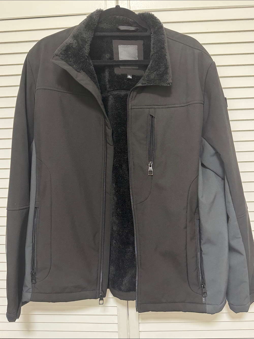 TUMI Men’s Black Stretch Softshell Jacket with Faux Fur Lining sz L
